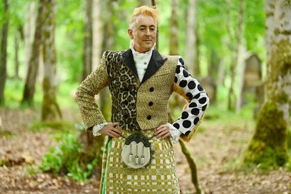 Alan Cumming standing with his arms on his hips on The Traitors Season 4 Episode 6.