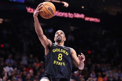 De'anthony Melton taking a shot during the second half of a game against the Phoenix Suns.