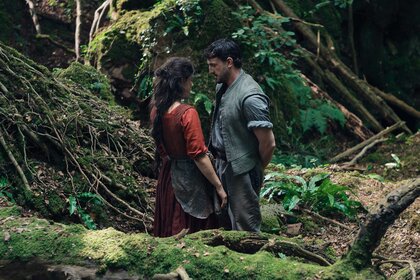 Agnes and William Shakespeare looking at each other in Hamnet (2025).