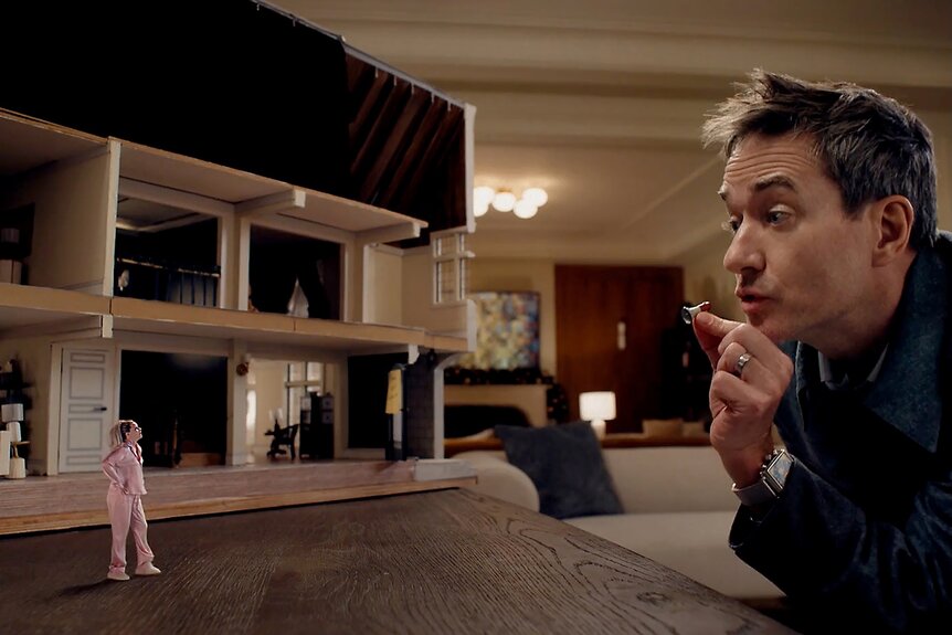 A tiny Lindy (Elizabeth Banks) pouts as&nbsp;Les (Matthew Macfadyen) holds a little microphone up to her on The Miniature Wife Season 1.